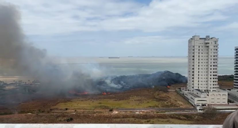 Vídeo: incêndio atinge vegetação da Avenida Litorânea e assusta moradores
