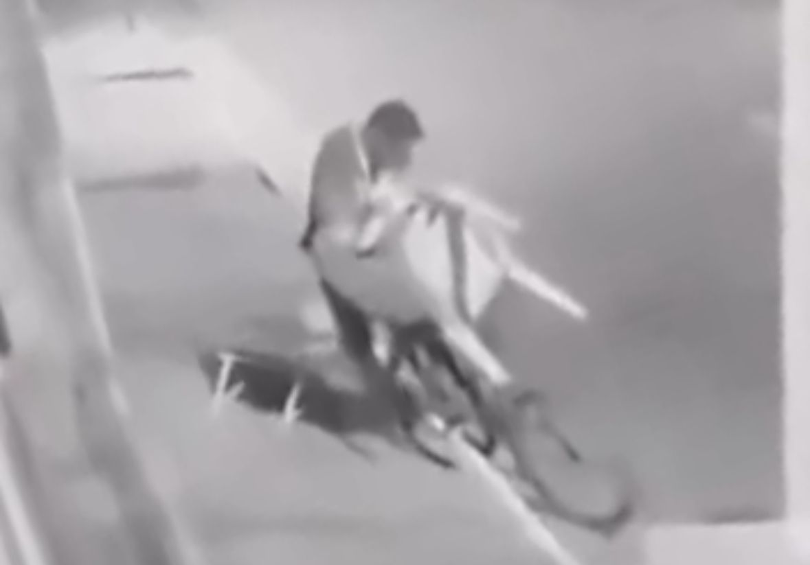 Levantou, dançou: homem furta cadeiras de plástico em rua de Imperatriz