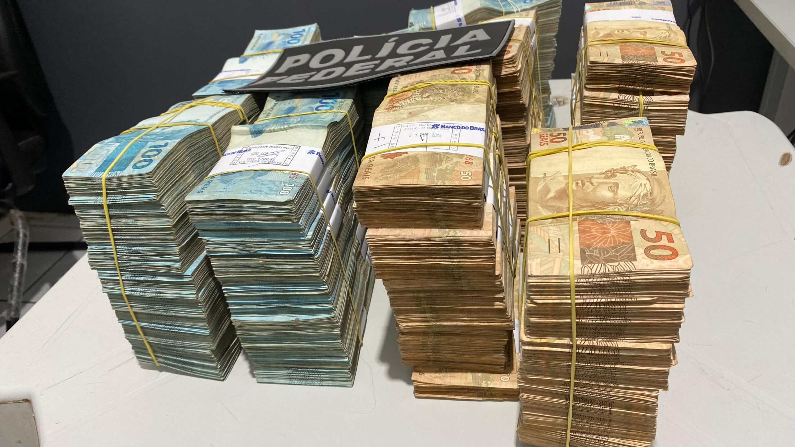 Suspeitos foram detidos ao sacar R$ 700 mil em espécie; contratos milionários com prefeituras e verbas da educação estão sob investigação