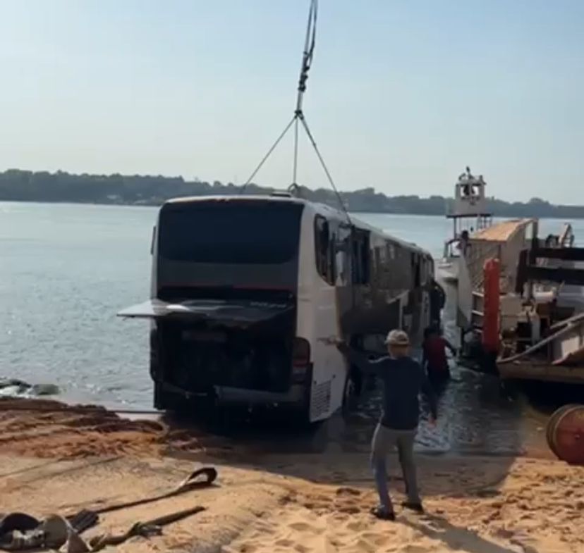 Vídeo: retirado do Rio Tocantins ônibus que caiu durante travessia e provocou a morte de motorista