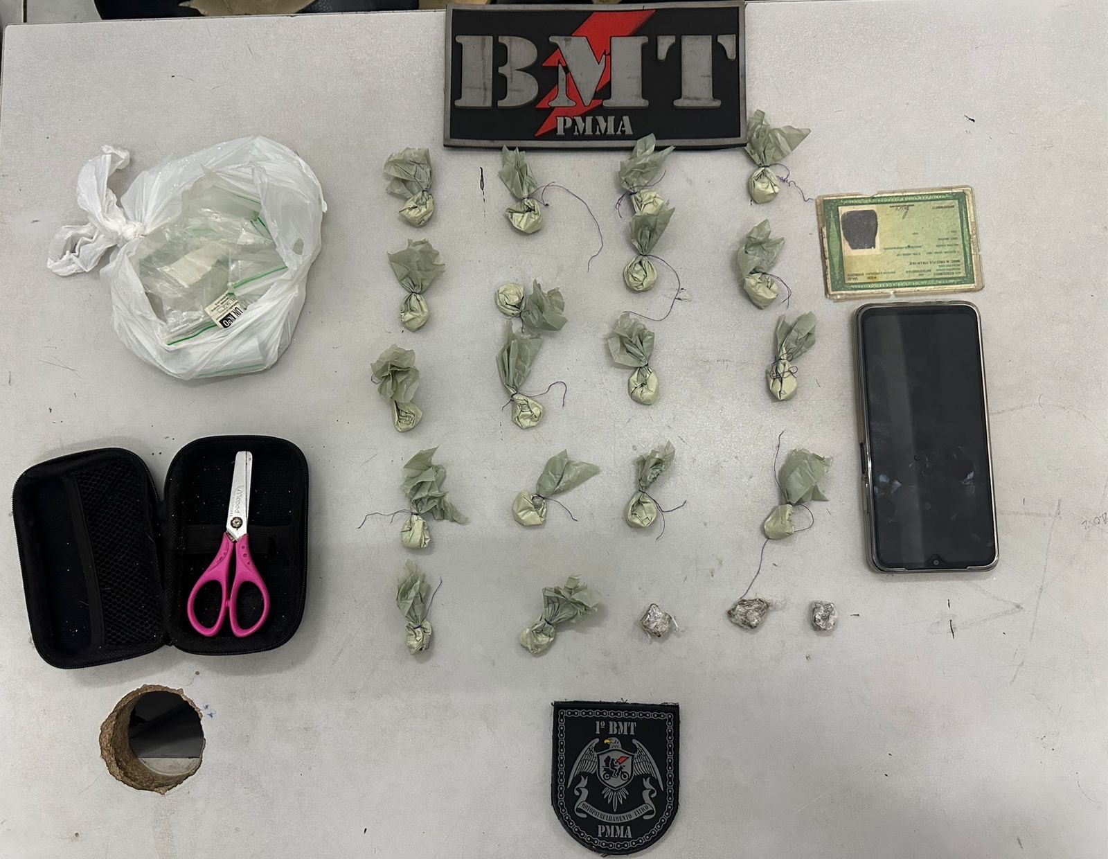 Suspeito é preso com mais de 20 pacotes de drogas na Liberdade