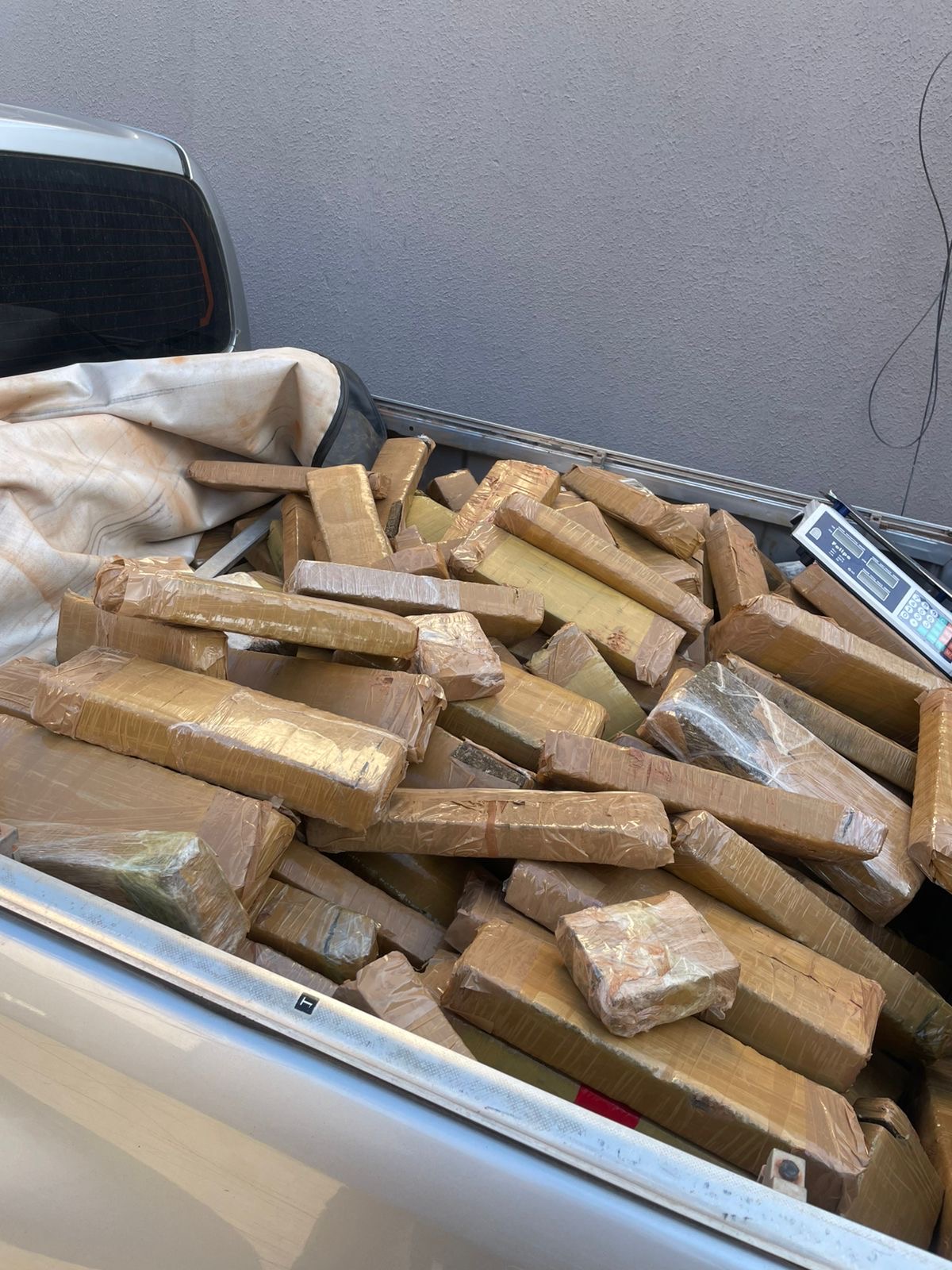 PM apreende centenas de tabletes de drogas na Grande Ilha