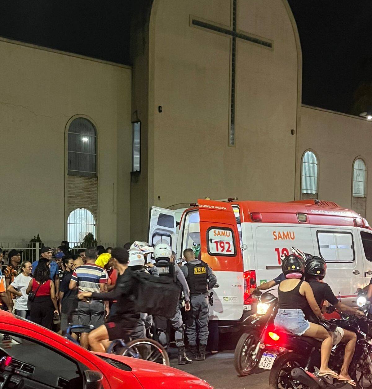 Homem é baleado e corre para dentro de igreja no Jardim América