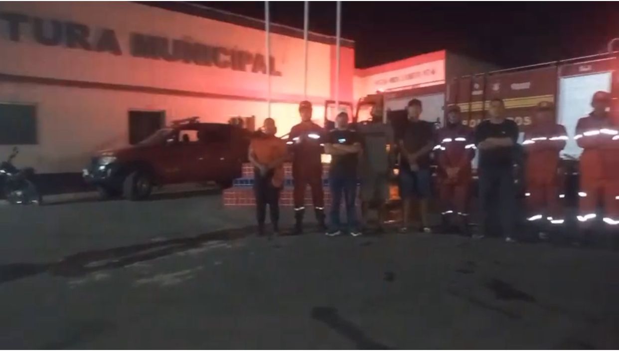 Bombeiros controlam incêndio que ameaçou a Prefeitura de São Benedito do Rio Preto