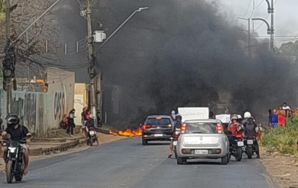Manifestantes bloqueiam Estrada de Ribamar na região do Ubatuba; motivação seria remoção de assentamento
