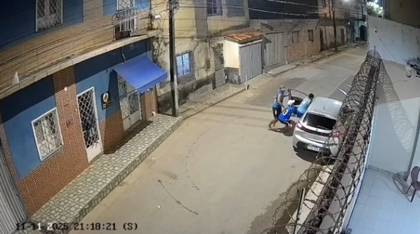 Mulher é atacada por cinco criminosos que tentam levar a força seu veículo, no Lira