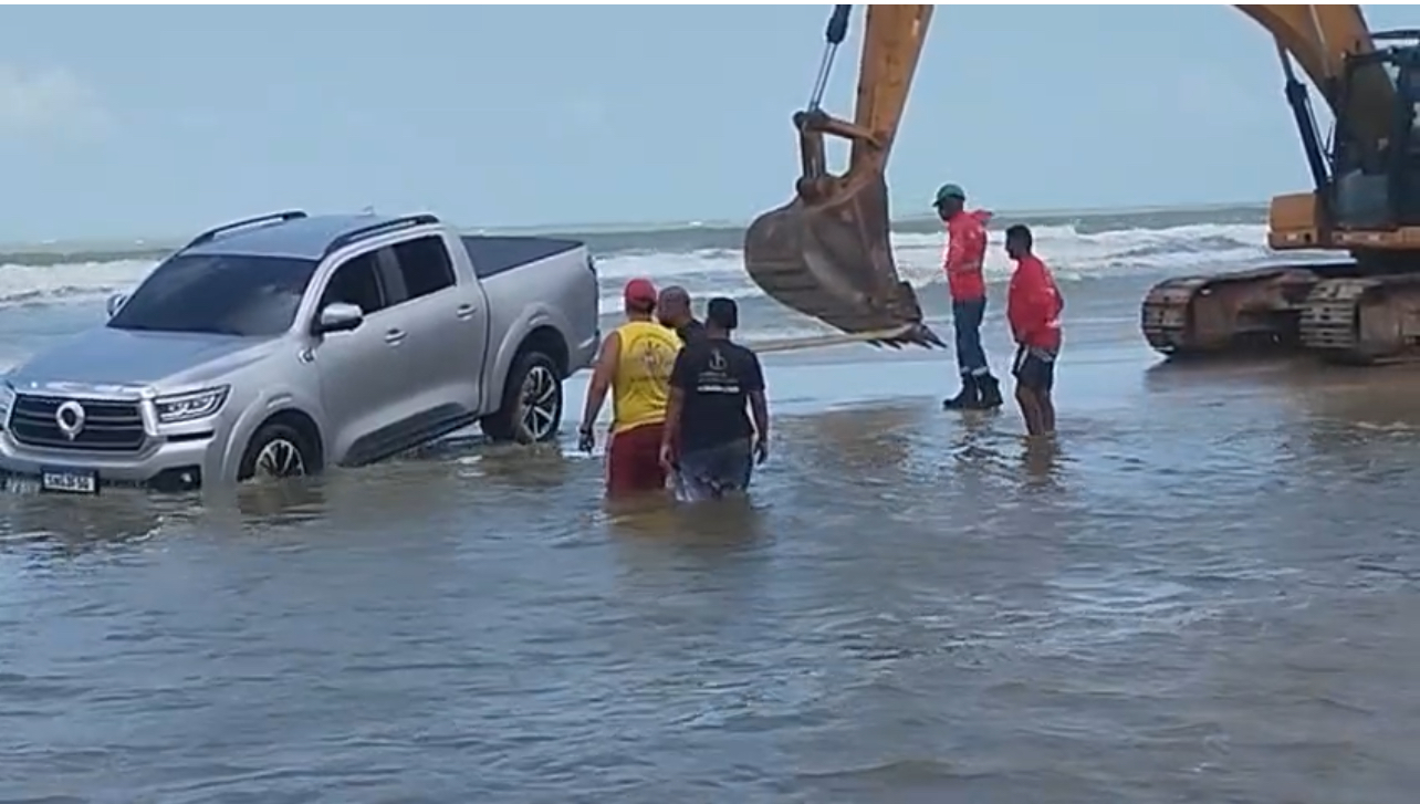 Veículo fica atolado no Araçagy e é resgatado por retroescavadeira