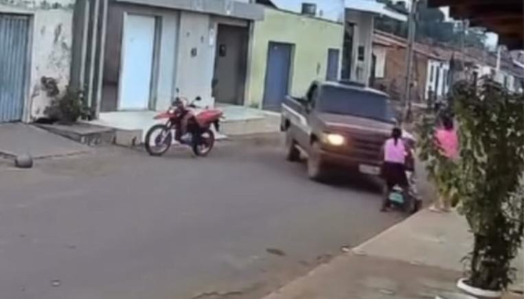 Vídeo: Caminhonete atropela mãe e criança em Gonçalves Dias