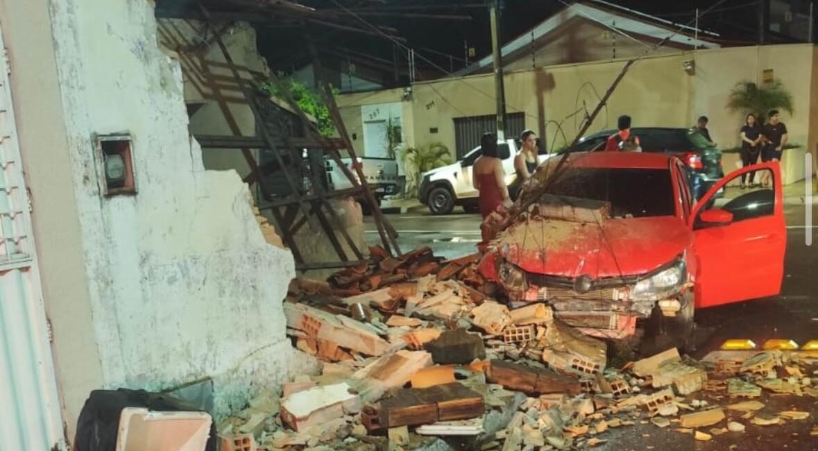 Motorista embriagado acerta e derruba muro de casa abandonada em Imperatriz
