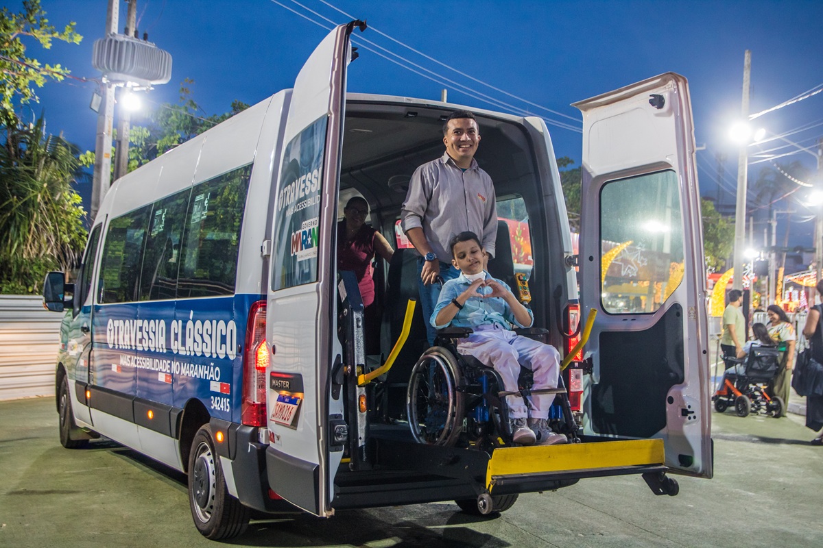 Usuários do Programa Travessia participam do Natal na Vila Encantada