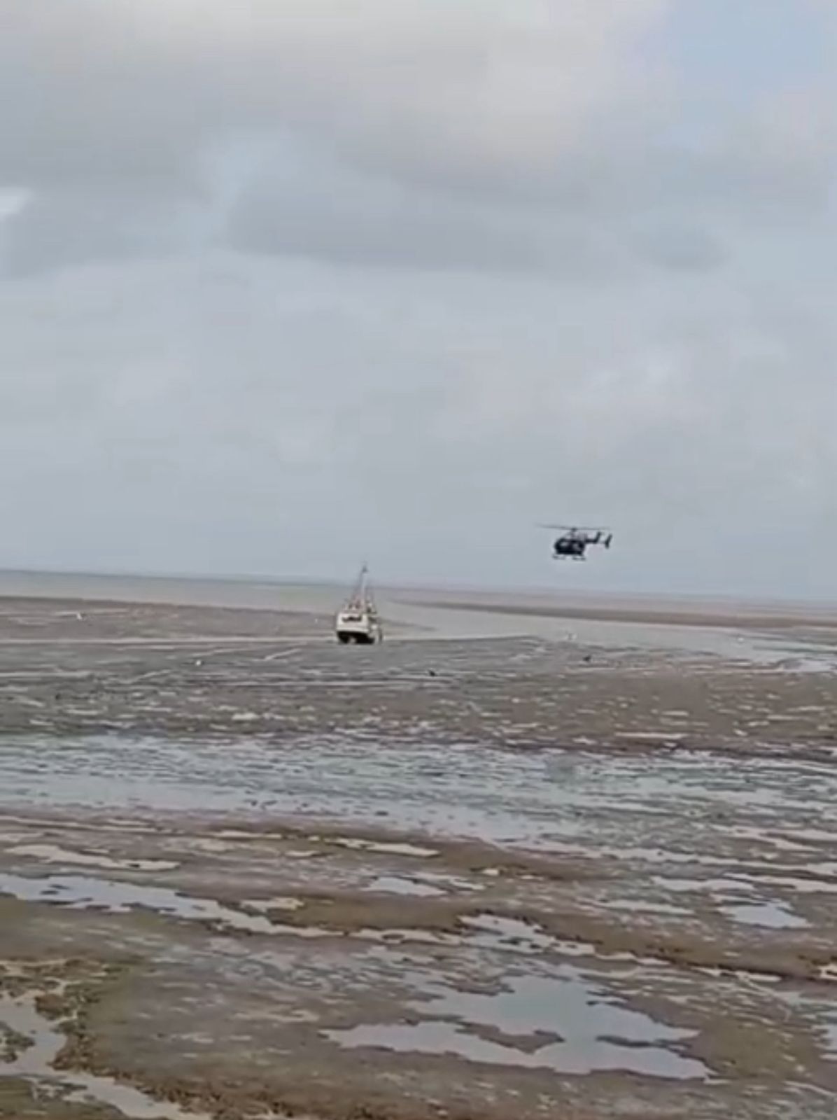 Embarcação encalha próximo ao Cais da Praia Grande