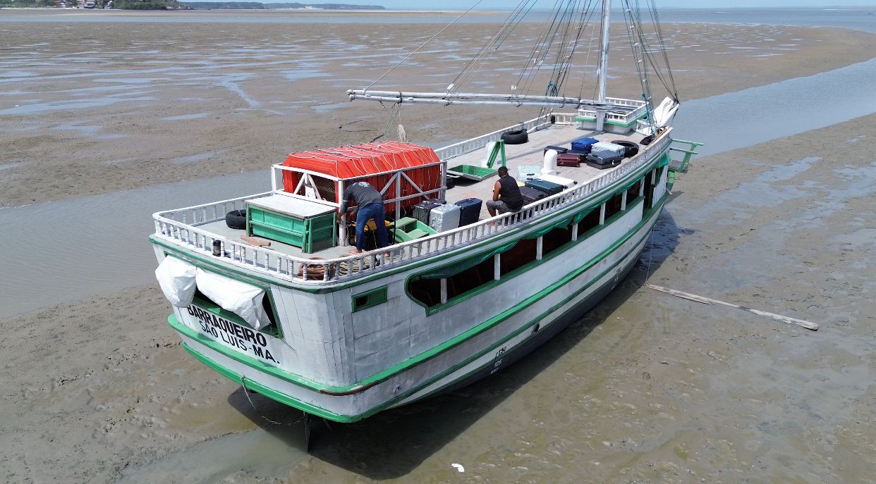 CTA resgata 14 pessoas de embarcações encalhadas próximo ao Cais da Praia Grande