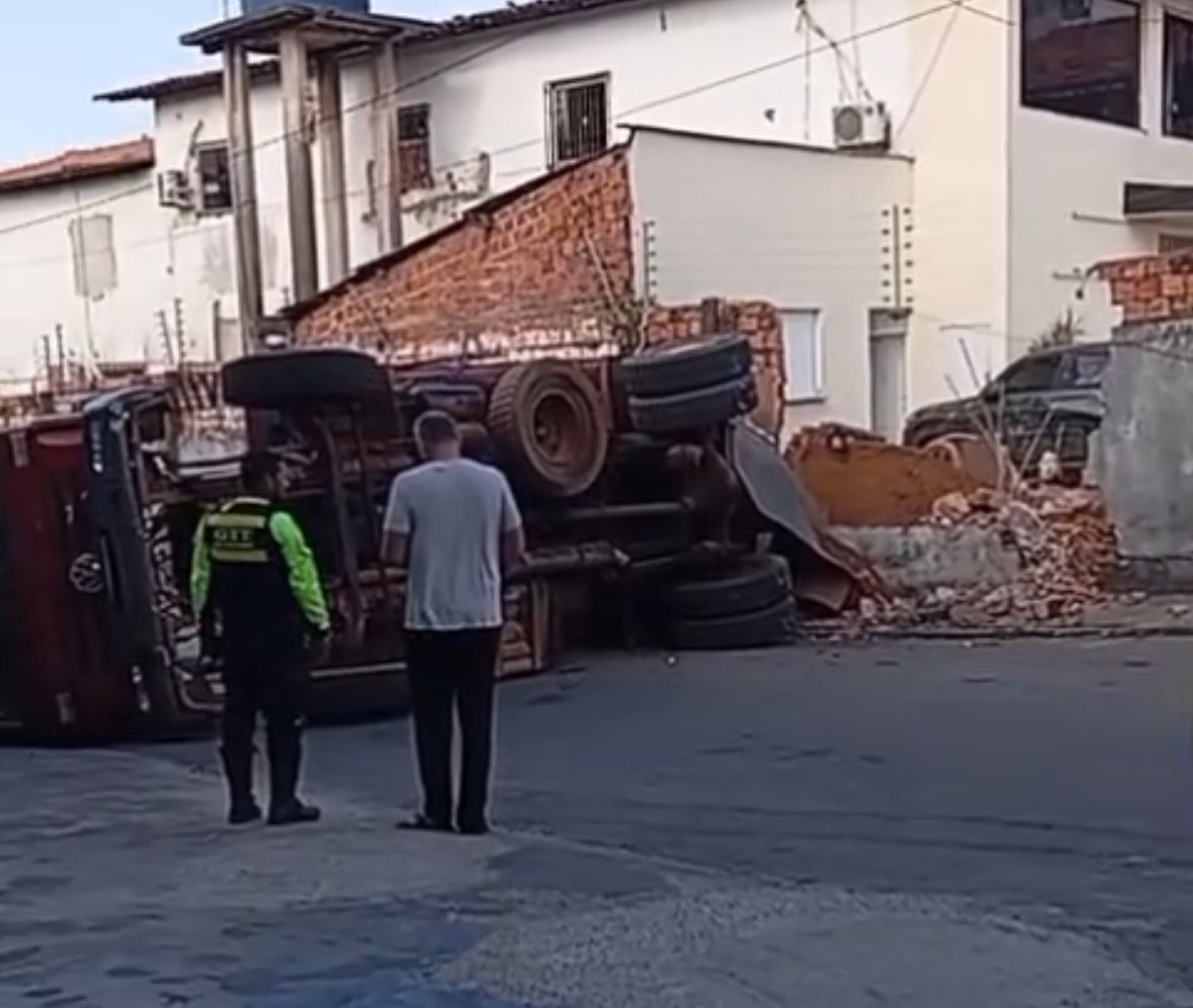 Caçamba perde controle, acerta carros e derruba muro no Vinhais