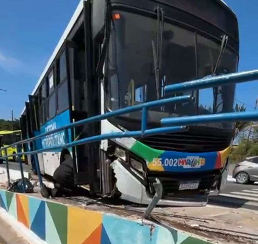Vídeo: ônibus sobe em canteiro para evitar batida e deixa uma pessoa ferida e trânsito lento no Cohafuma