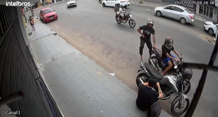 Vídeo: dupla armada rouba moto e celular de homem em avenida do Cohatrac, em São Luís