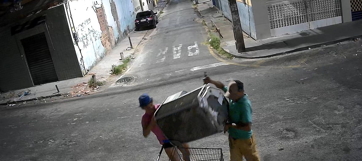 Vídeo: casal é flagrado roubando ar-condicionado de estabelecimento na Cohab