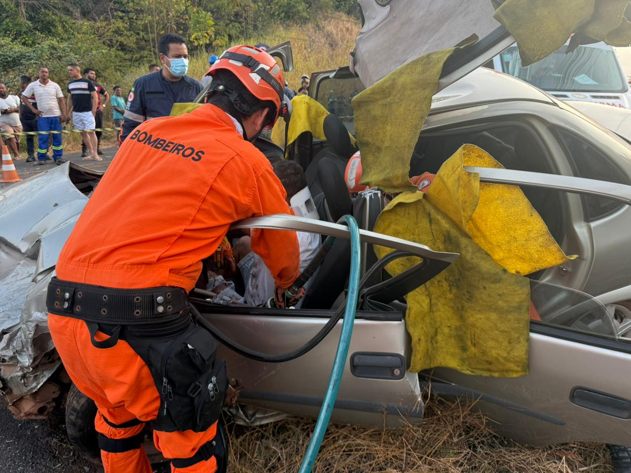 Motorista fica preso às ferragens após batida entre carros na região da Ponta da Espera, em São Luís