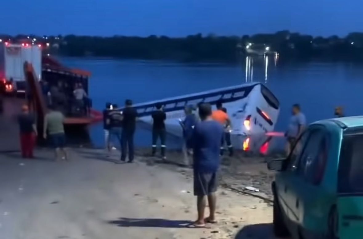 Ônibus cai no Rio Tocantins ao tentar acessar balsa que faz travessia entre TO e MA
