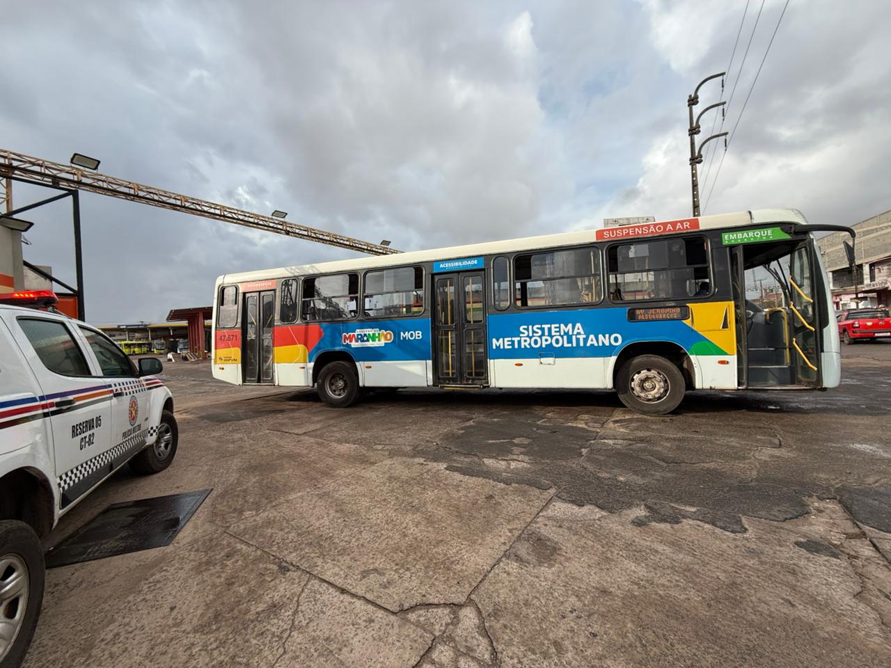 Ônibus da 1001 são recolhidos pela Justiça por falta de pagamento do aluguel