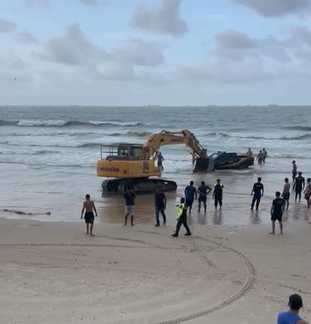 Viatura da SMTT fica atolada e é coberta pelo mar na Praia do Olho D’Água