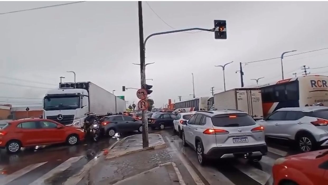 Sinais de trânsito na Forquilha amanhecem inoperantes após fortes chuvas