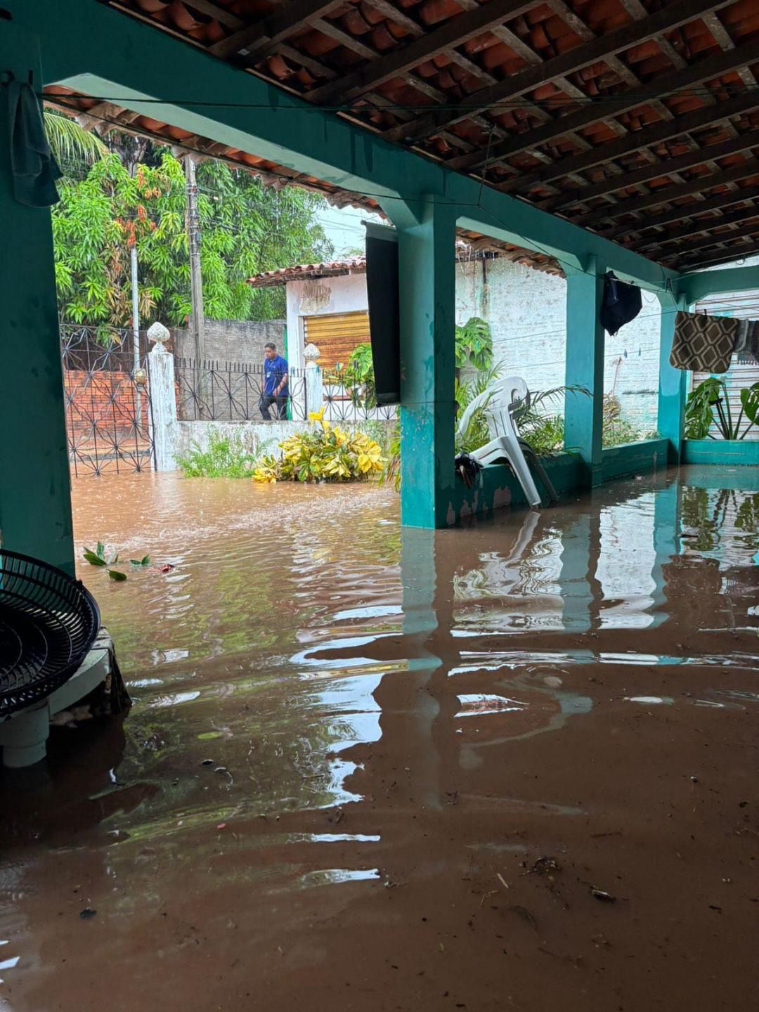 Alagamento atinge o bairro Vila Nova República após chuva forte e moradores apontam obra de drenagem inacabada