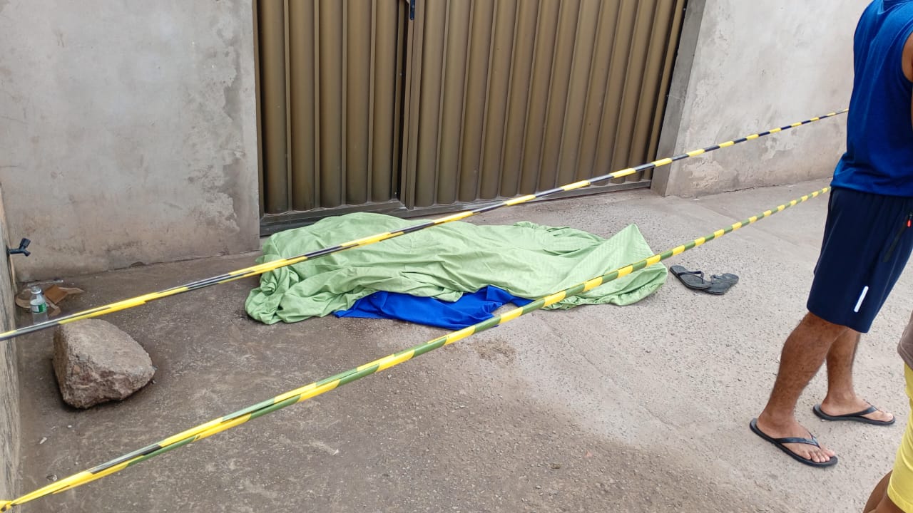 Cadáver é encontrado na Vila Cafeteira, em Paço do Lumiar; suspeita é de overdose alcóolica