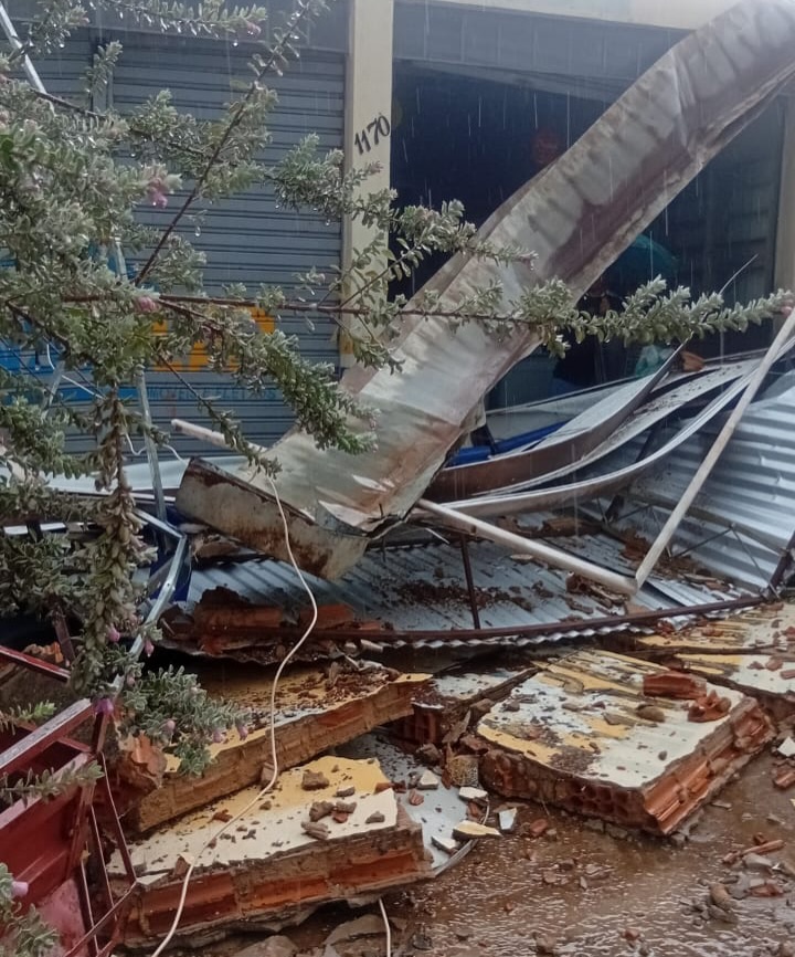 Fortes chuvas com ventania causam desabamento e danos na cidade de João Lisboa