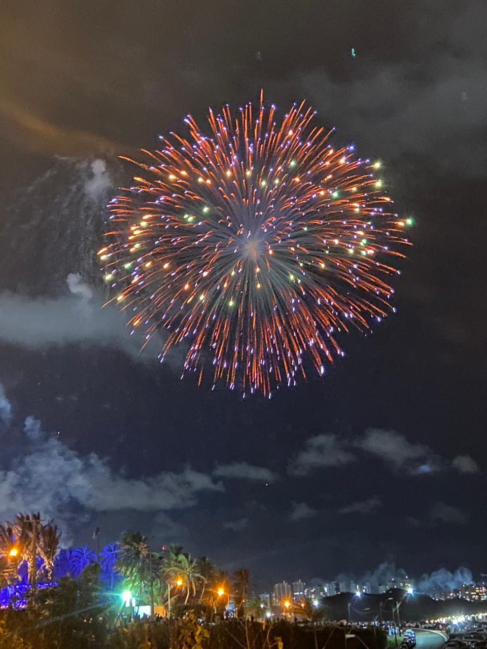 Especialista alerta para riscos do uso de fogos próximos à rede elétrica durante o Réveillon