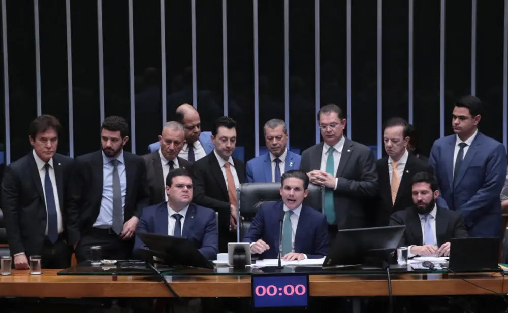 Câmara aprova PL que pode reduzir penas de Bolsonaro e outros réus; saiba como votaram os maranhenses