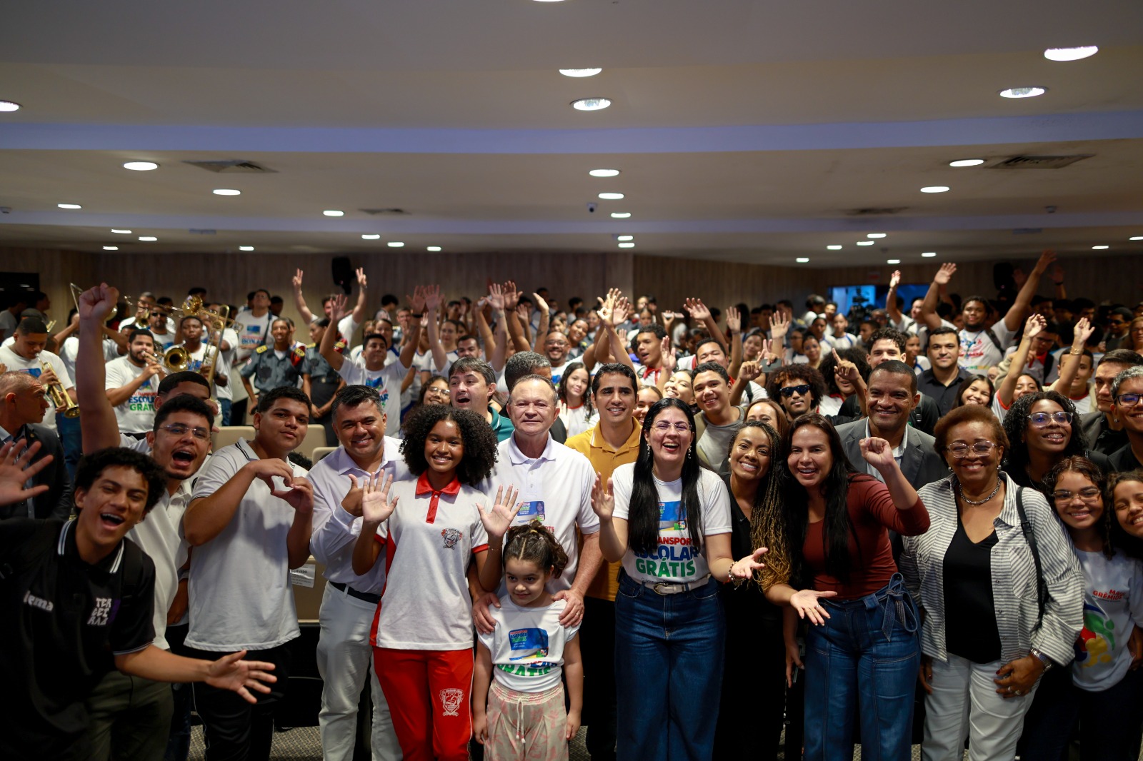 Estudantes recebem 1.500 cartões do ‘Meu Transporte Escolar Grátis’