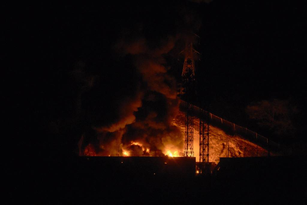 EUA atacam a Venezuela e Trump afirma que Maduro e esposa foram capturados