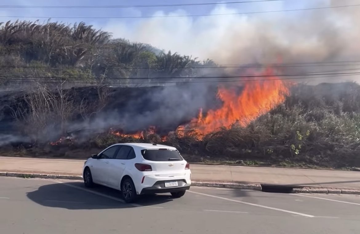 Incêndio em vegetação na região da Avenida Litorânea é contido pelo Corpo de Bombeiros