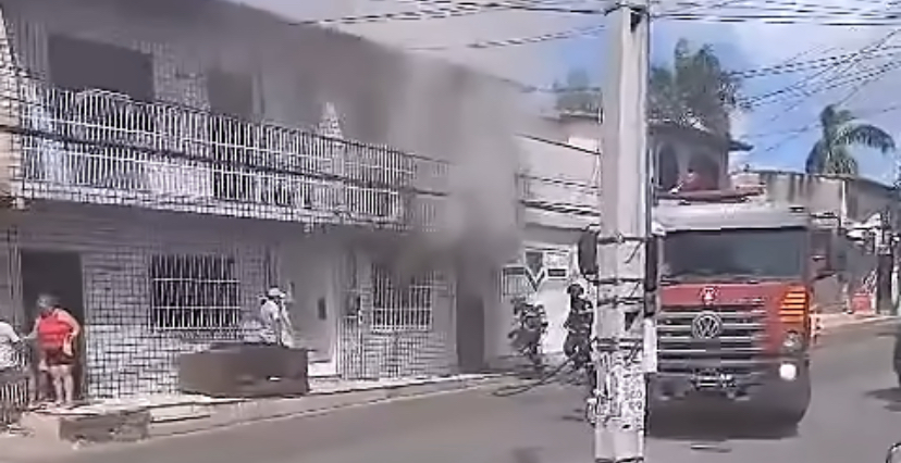 Casa pega fogo no bairro Vinhais, em São Luís