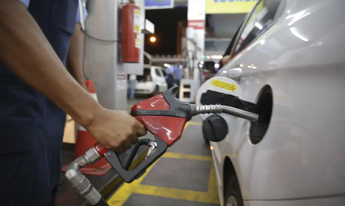 Gasolina, diesel e gás ficam mais caros com reajuste do ICMS