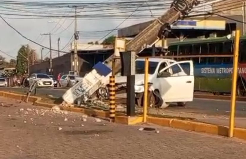 Vídeo: motorista perde controle do veículo e derruba poste na Estrada de Ribamar