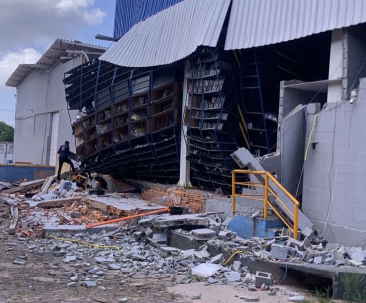 Muro e prateleiras desabam e deixam homem ferido em depósito na Vila Itamar