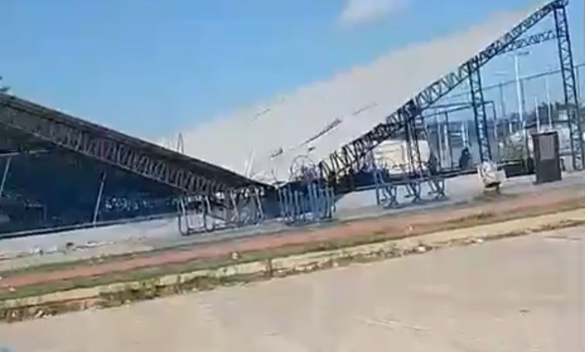 Vídeo: cobertura de quadra poliesportiva desmorona na Praça da Juventude do Barreto, em São Luís