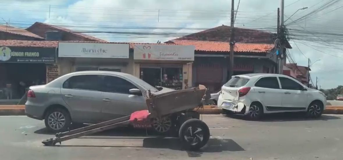 Acidente envolvendo carroça e dois veículos deixa duas pessoas feridas, no São Raimundo