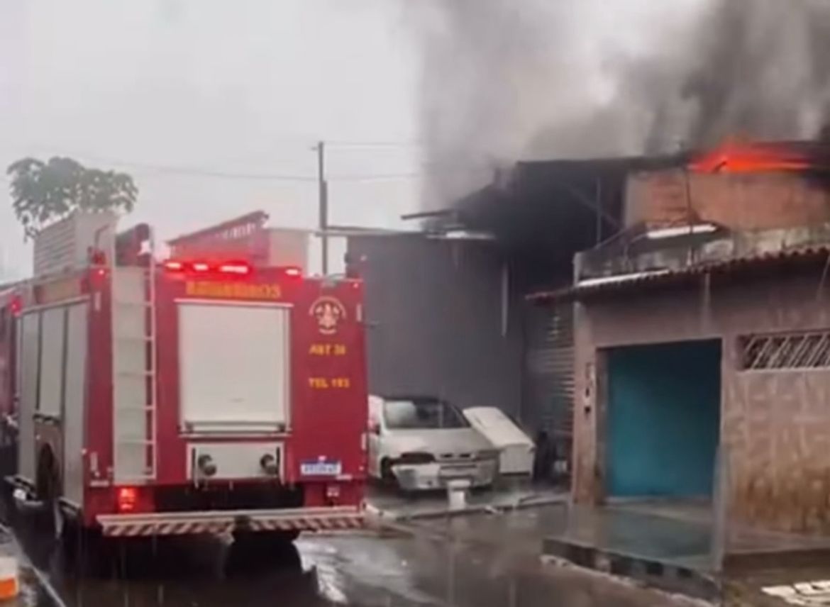 Vídeo: oficina de veículos pega fogo na região do Anil, em São Luís