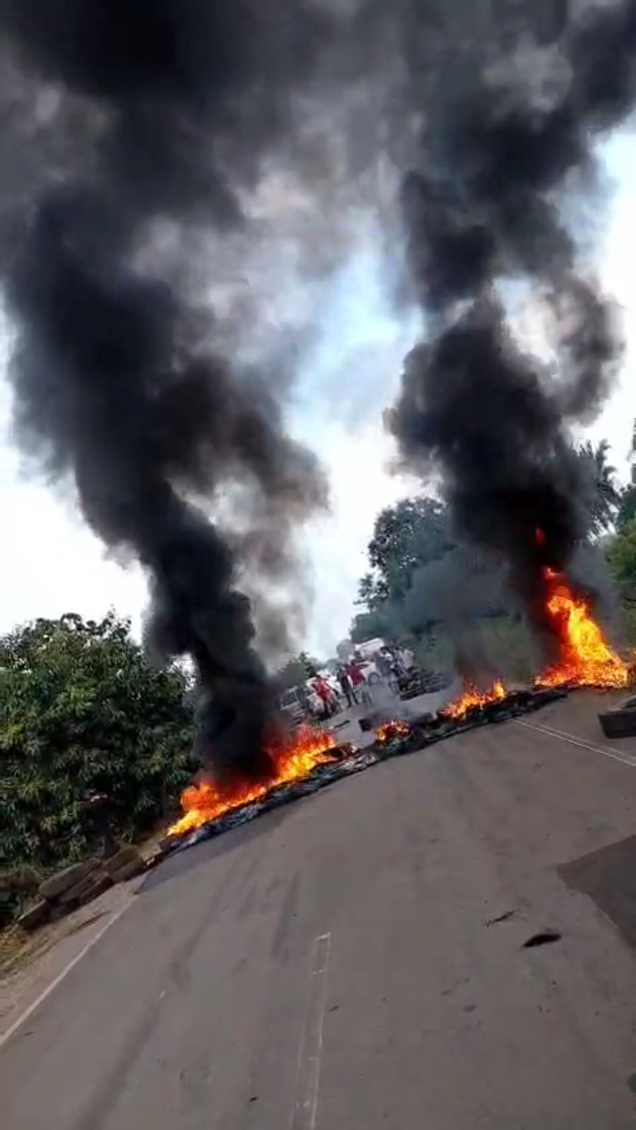 Moradores interditam MA-106 em protesto contra más condições da rodovia