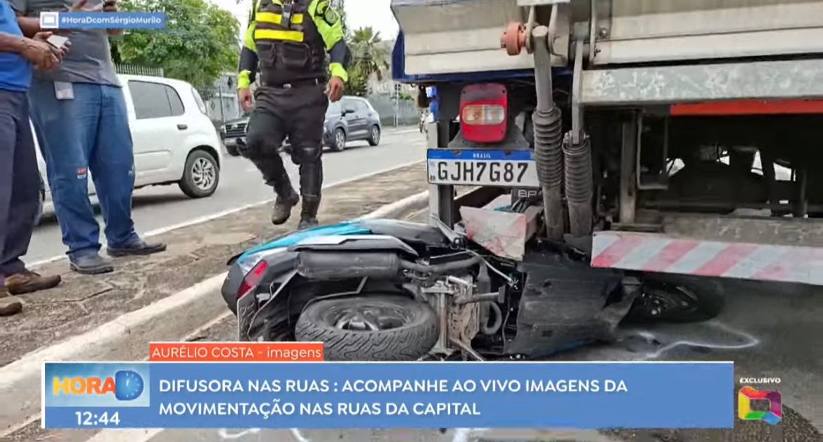 Vídeo: motocicleta vai parar embaixo de caminhão após acidente na Av. Jerônimo de Albuquerque, em São Luís