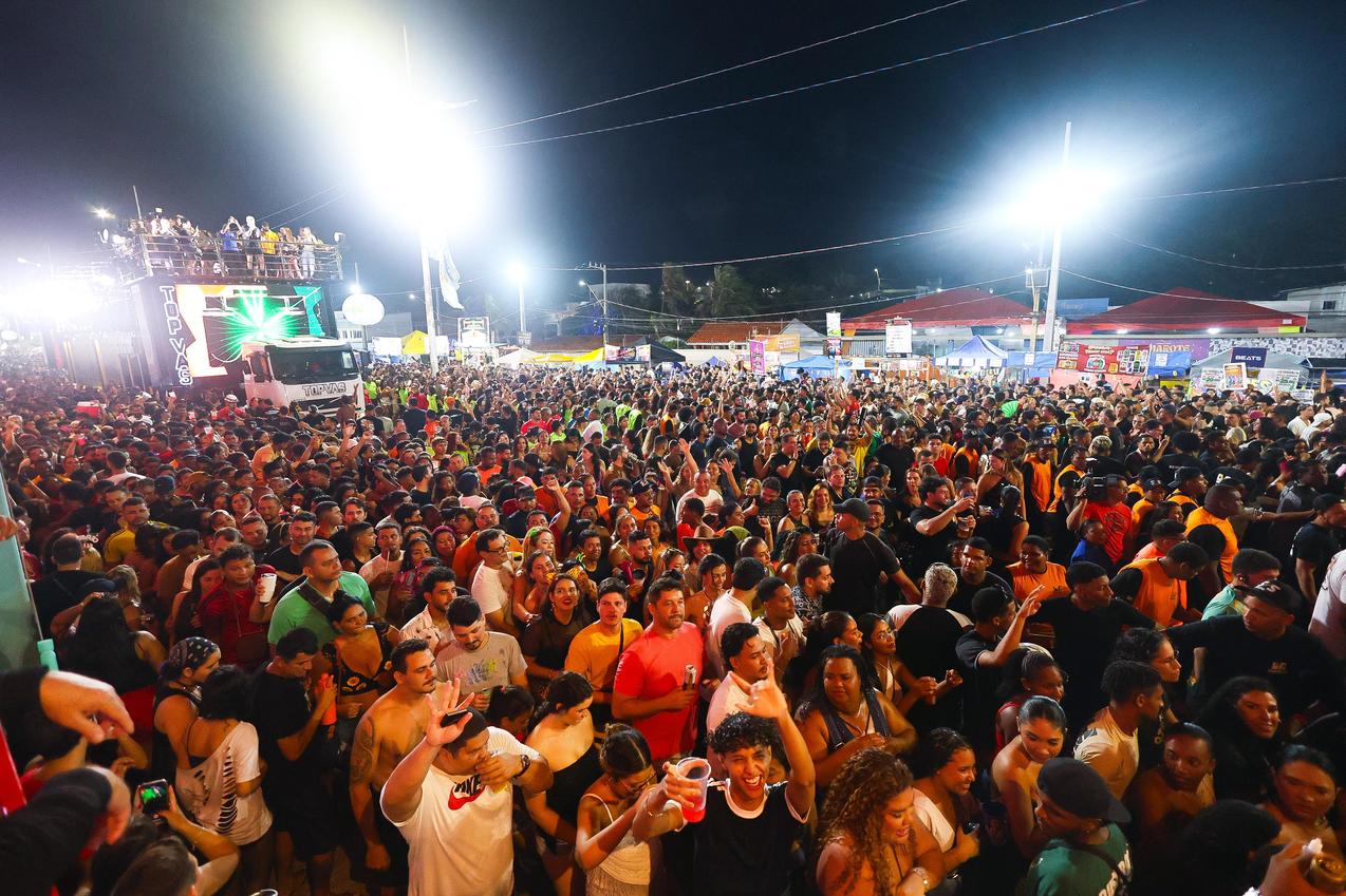 Multidão lota Avenida Litorânea na sexta de Carnaval com shows de Alok, Nattan e Chicabana