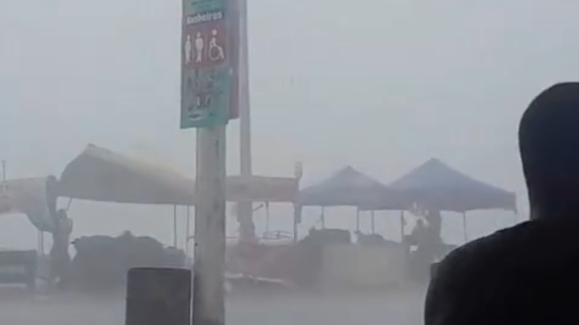 Ventania provoca estragos na Avenida Litorânea, em São Luís