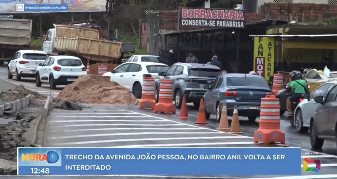 Avenida Edson Brandão volta a ser interditada poucos dias após liberação e causa transtornos no Anil