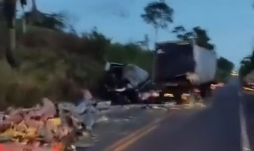 ITZ: acidente na BR-010 entre duas carretas deixa motorista com pernas amputadas