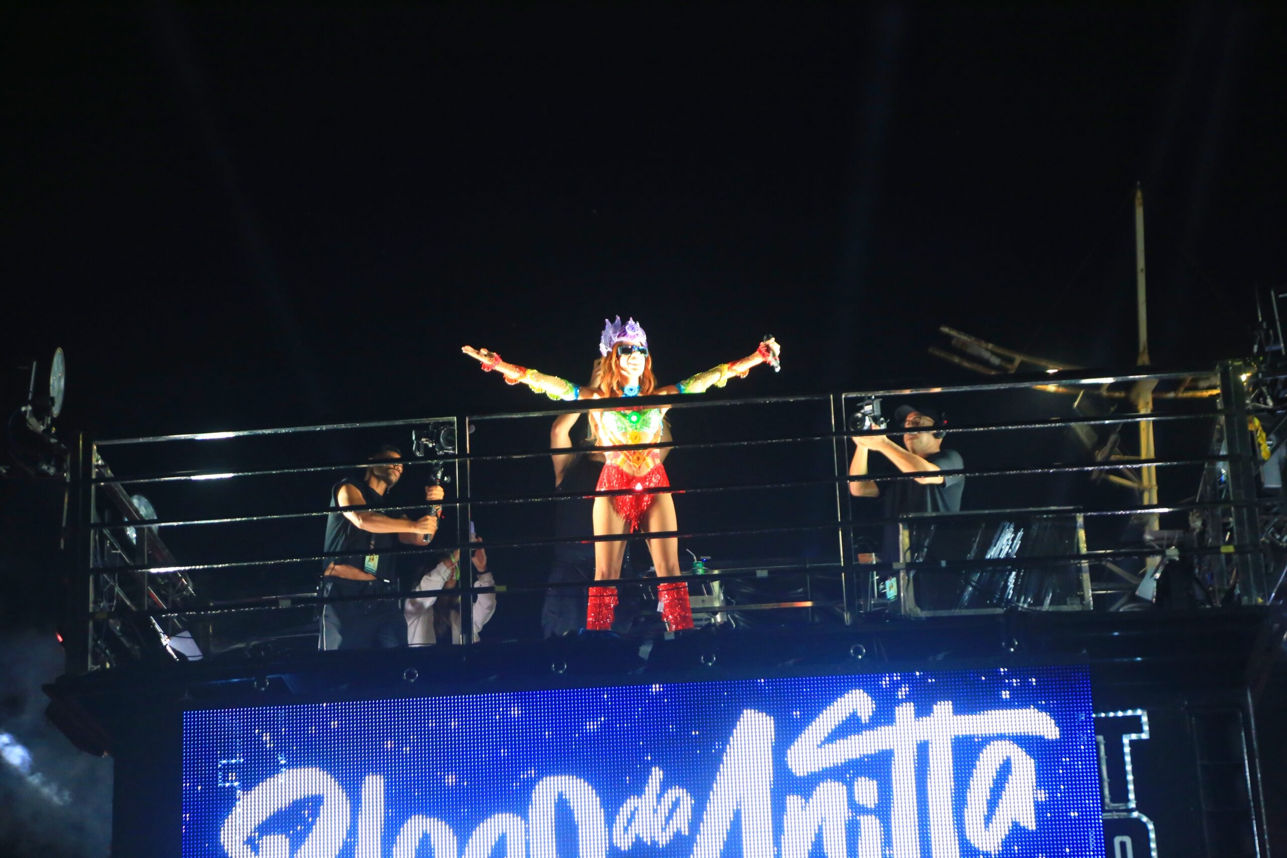 700 mil foliões lotam a Litorânea no Sábado de Carnaval