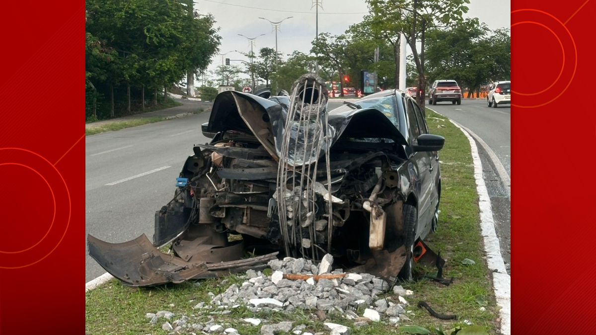 Carro bate e derruba poste em grave acidente no Ipase