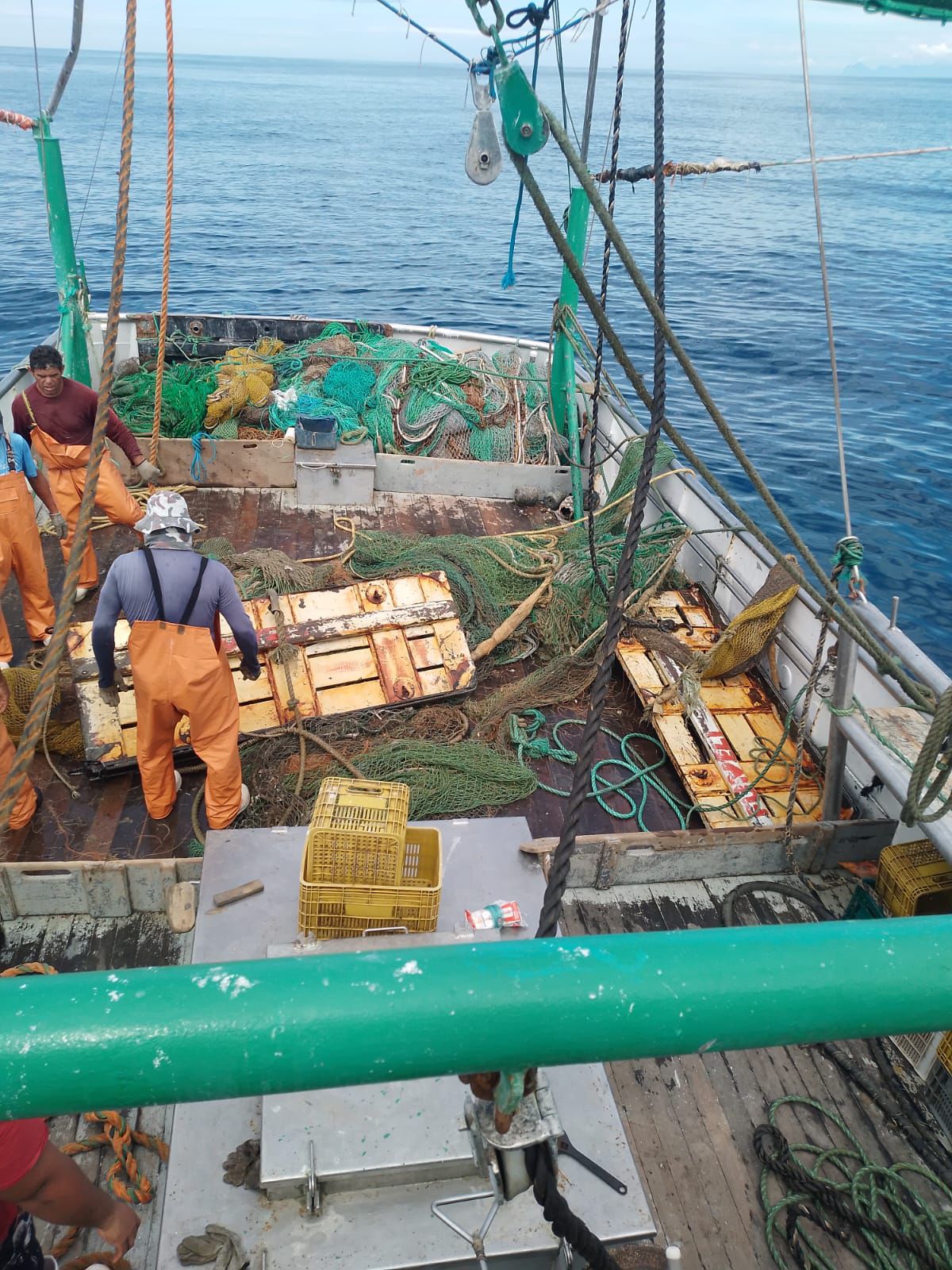 Marinha recolhe destroços de embarcação de pescadores maranhenses desaparecidos e anexa material a inquérito