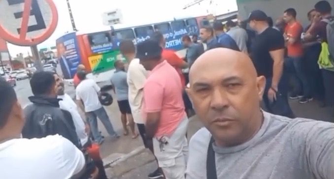 Greve: rodoviários da empresa 1001 seguem parados e protestam por salários atrasados